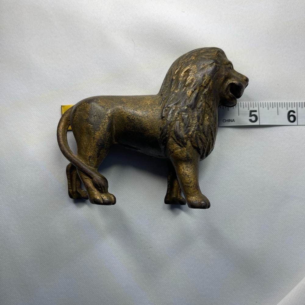 Vintage / Antique 1920’s Cast Iron Lion Bank - Picture 5 of 14